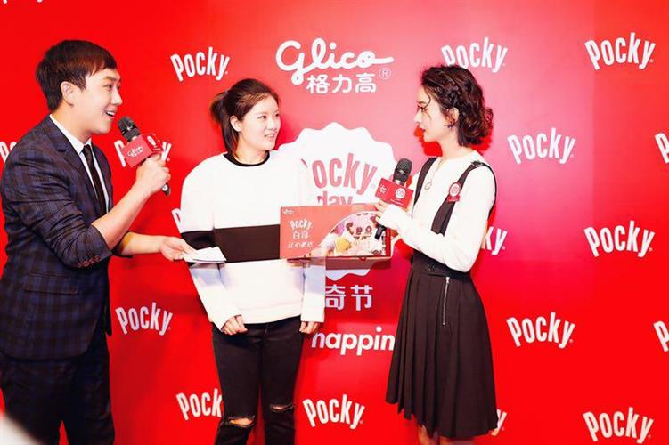 此次,赵丽颖作为pocky(百奇)的全新代言人,来到pockyday(百奇节)的