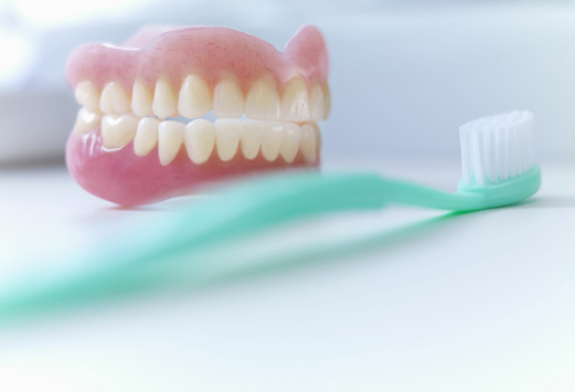 老人假牙如何清洁 戴假牙误区需纠正-老年健康