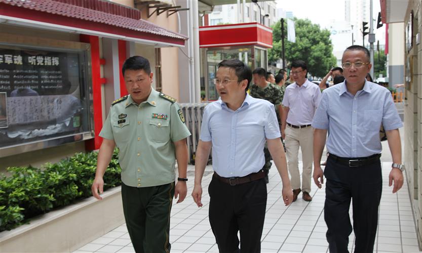 医院党政领导班子成员慰问武警消防静安支队闸北中队官兵